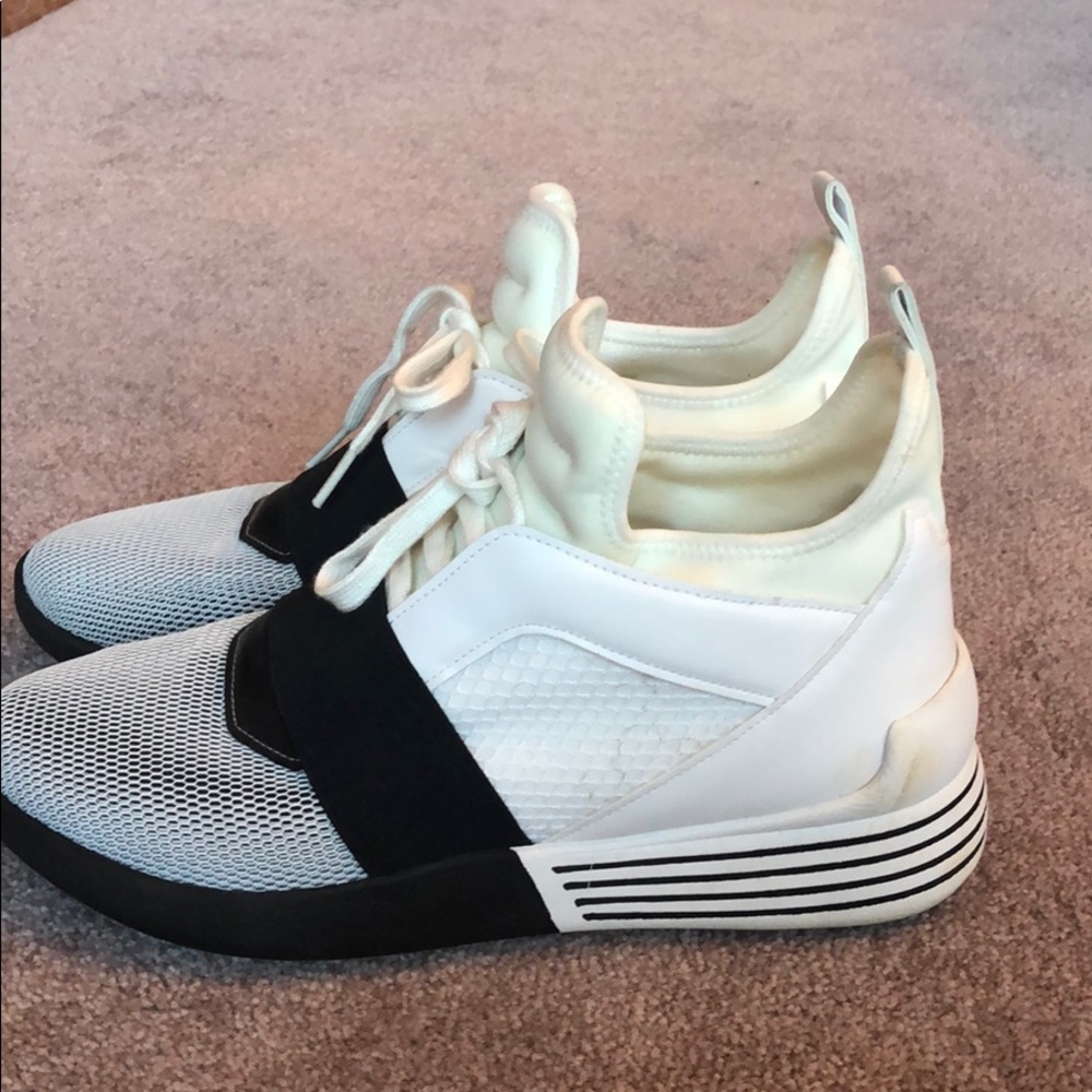 Stylish sneaker size 10 KENDALL AND KYLIE
